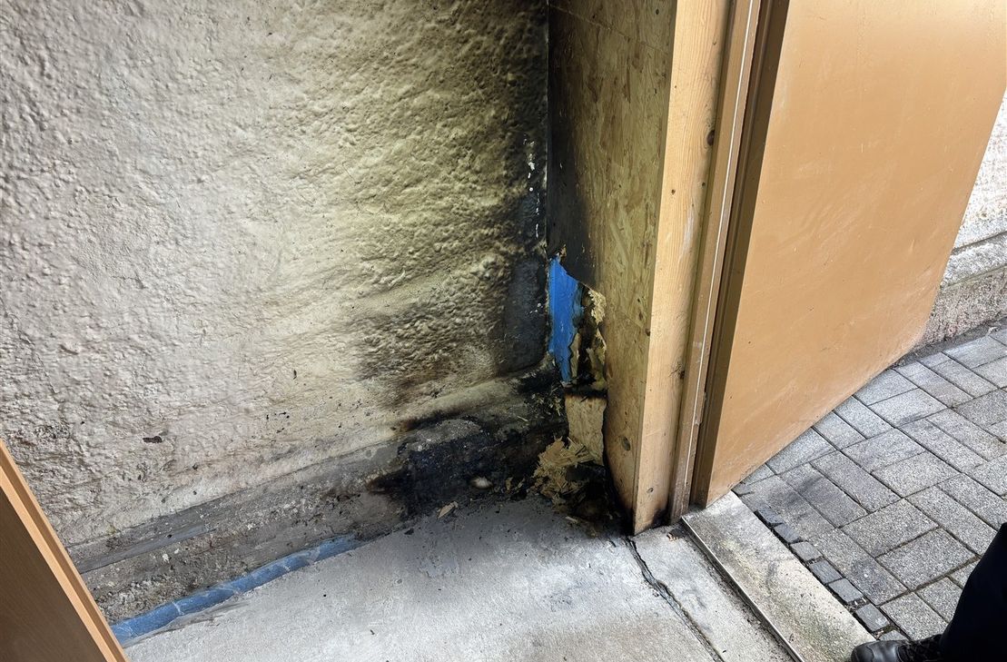 Unbekannte legten an der Tür zum Abstellraum der Wallersheimer Kirche ein Feuer.