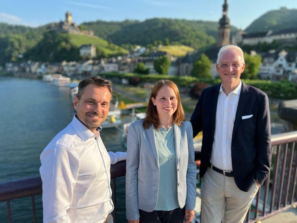 David Langner, Oberbürgermeister von Koblenz (links), und Wolfram Leibe (rechts), Oberbürgermeister von Trier haben sich mit Landratskandidatin Sonja Bräuer in Cochem getroffen.