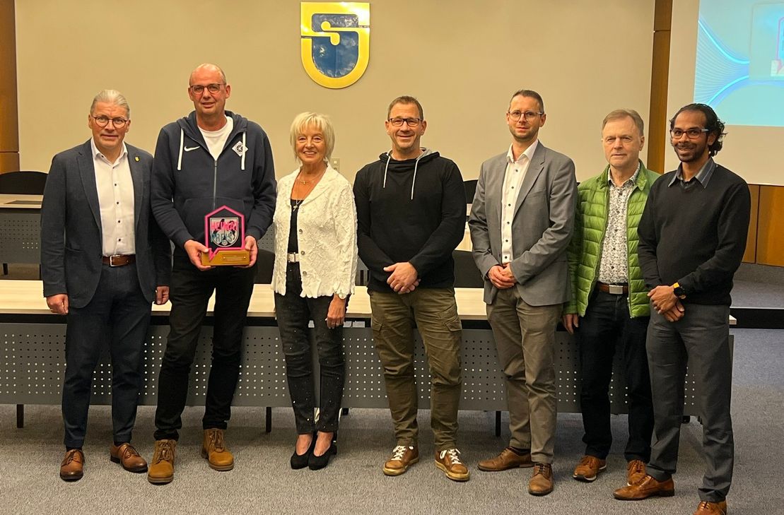 Vertreter des SV Germania Eicherscheid um den Vorsitzenden Klaus Arnolds (2.v.l.) nahmen den mit 2500 Euro dotierten Heimatpreis der Gemeinde Simmerath von Bernd Goffart (l.) entgegen.