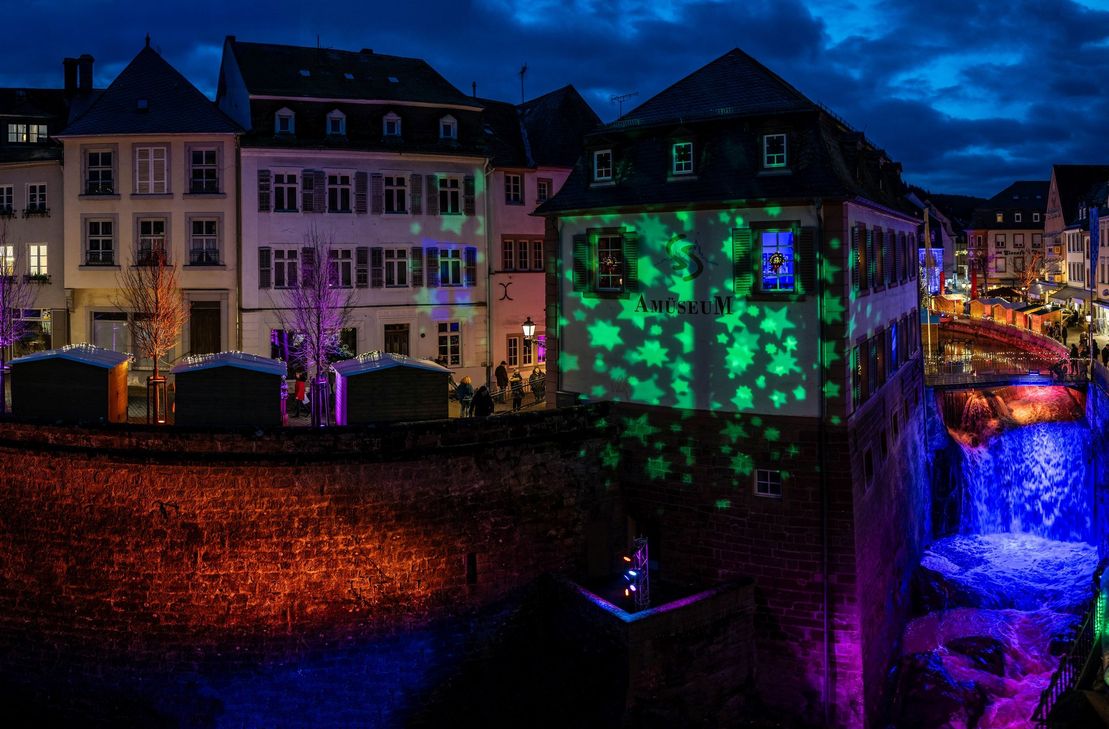 In diesem Jahr leuchtet der Saarburger Christkindlmarkt am Wasserfall wieder in besonderen Glanz. Foto aus dem Jahr 2024.