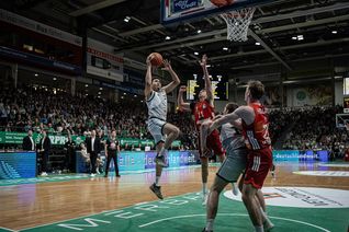 Evans Rapieque von den Gladiators beim Korbversuch