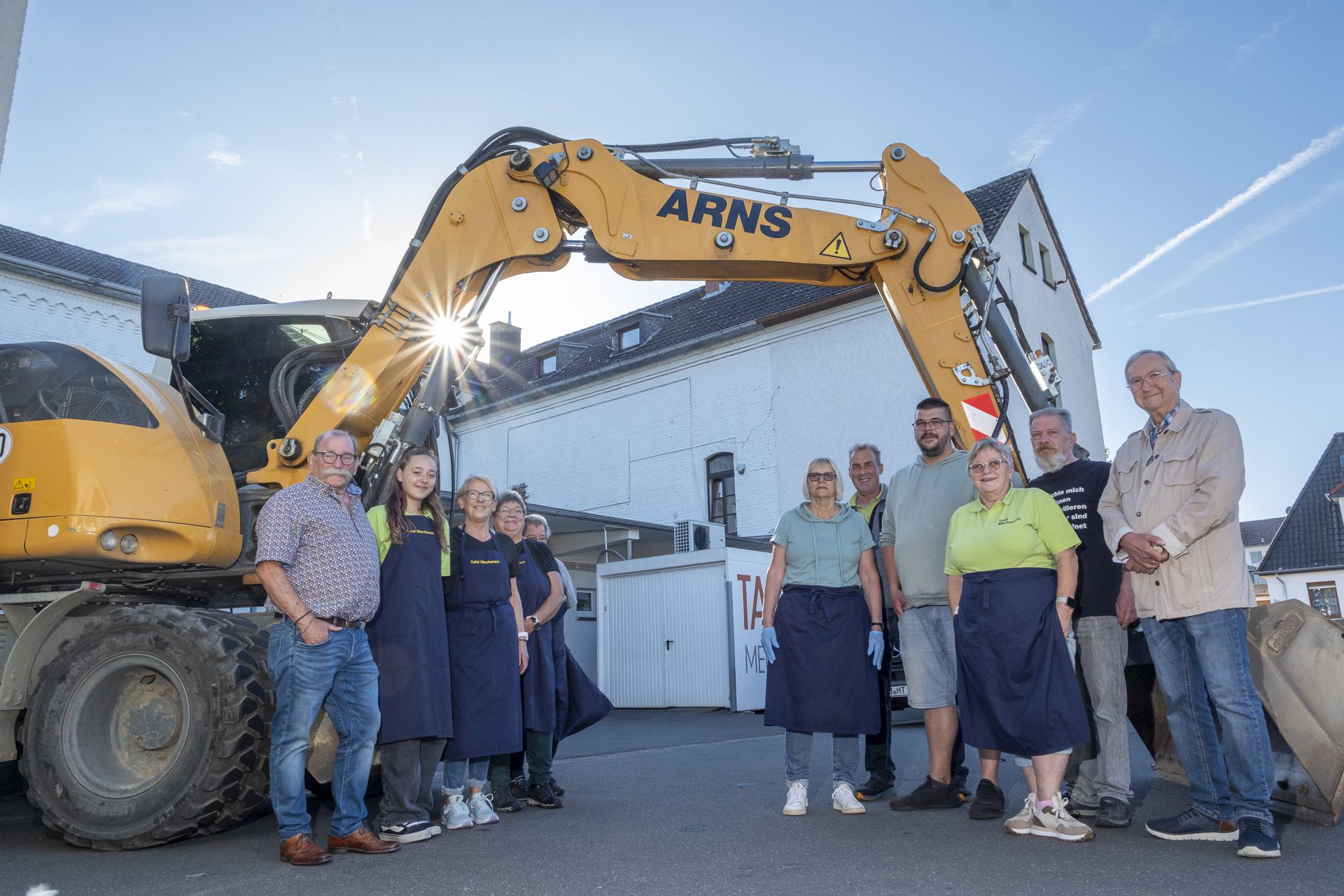 Endlich ist die neue Lagerhalle fertig. Zu Beginn des Projekts hatten sich die Verantwortlichen von der Mechernicher Tafel an der Baustelle versammelt.