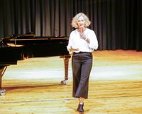 Anne Folger begeisterte im Stadttheater mit ihrem Programm Fußnoten sind keine Reflexzonen.