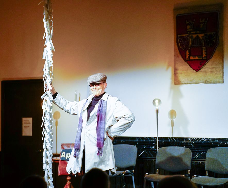 Doc Shredder begeisterte mit "Papierkunst" im Alten Rathaus