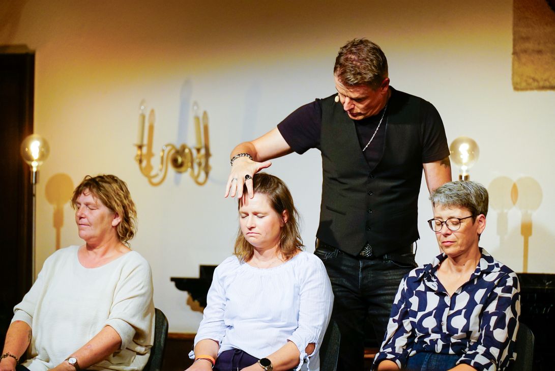 "Seher" Lars Ruth bezog im Alten Rathaus auch das Publikum mit ein.