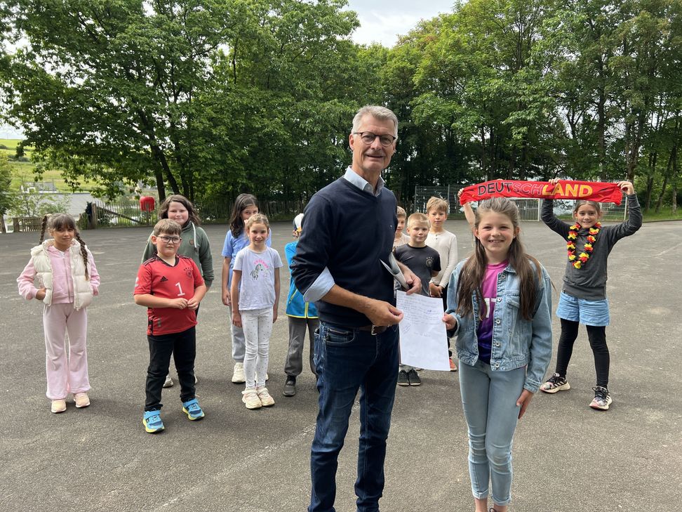 Leonie übergab Bürgermeister Jan Lembach den Dankesbrief.