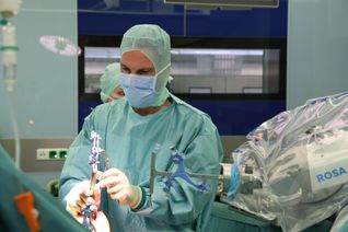 Seit wenigen Wochen kommt in der Orthopädie des Brüderkrankenhauses beim Einsatz künstlicher Kniegelenke das Robotiksystem „ROSA“ zum Einsatz. Chefarzt Professor Dr. med. Martin Ellenrieder zeigt sich mit den bisherigen Erfahrungen vollauf zufrieden.