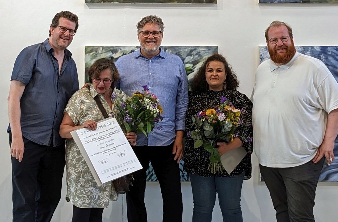 Die Gewinnerinnen des G.B. Kunstpreises 2023 Martina Diederich und Jehan Abuaffar mit Simon Santschi, Andreas Hamacher und Markus Nöhl (v.l.n.r.).