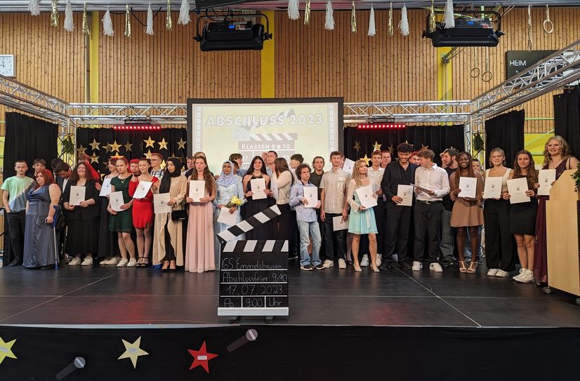 „Klappe die Letzte“ hieß es vergangene Woche für 87 Schülerinnen und Schüler der IGS Emmelshausen, die die Schule mit der Berufsreife oder dem Qualifizierten Sekundarabschluss I verlassen haben.