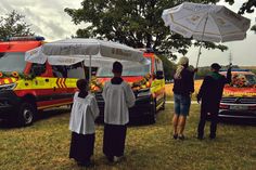 Pfarrer Leinen konnte die Einsegnung nur „gut beschirmt“ vornehmen.