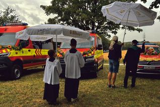 Pfarrer Leinen konnte die Einsegnung nur „gut beschirmt“ vornehmen.