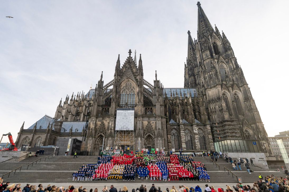 Gruppenfoto mit dem Dom im Hintergrund.