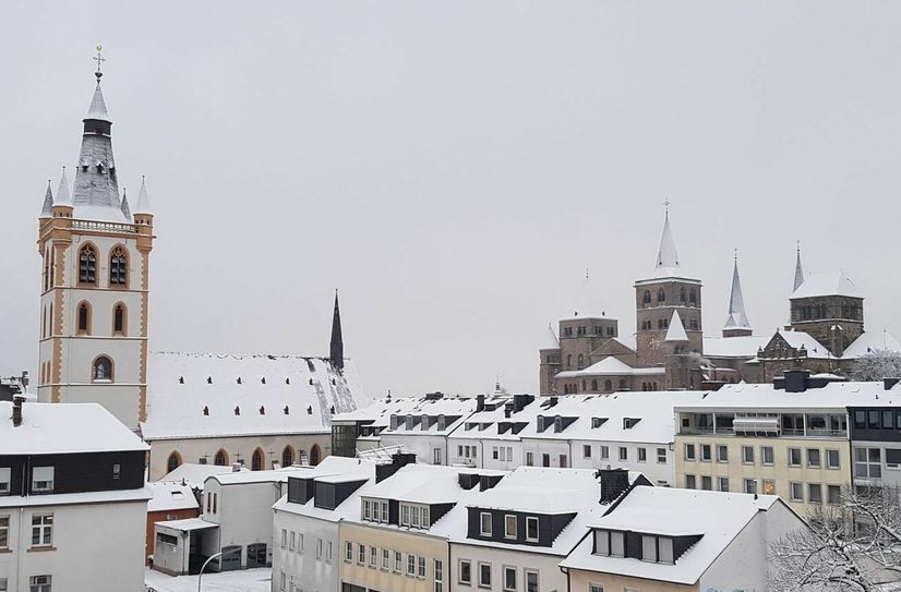 Trier im weißen Kleid