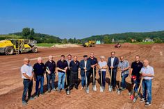 Den Spatenstich für das neue Feuerwehrgerätehaus Kommern vollzog Bürgermeister Dr. Hans-Peter Schick (r.) mit Vertretern von Verwaltung, Politik, Feuerwehr, Baufirma und Architekturbüro.