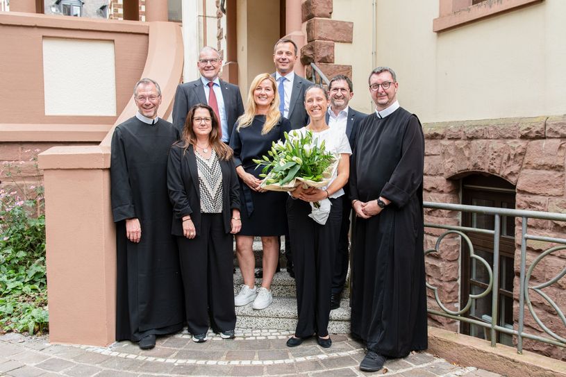 Hintere Reihe: Bruder Alfons Maria Michels (Aufsichtsratsvorsitzender der BBT-Gruppe), Dr. Frank Zils (Geschäftsführer der BBT-Gruppe), die Regionalleiter Christian Weiskopf und Johannes Kirsch sowie der bisherige Regionalleiter Bruder Peter Berg. Vordere Reihe: Michaela Meyer und Claudia Weiskopf (Sekretariat der Regionalleitung) und Corina Kirsch-Harth.