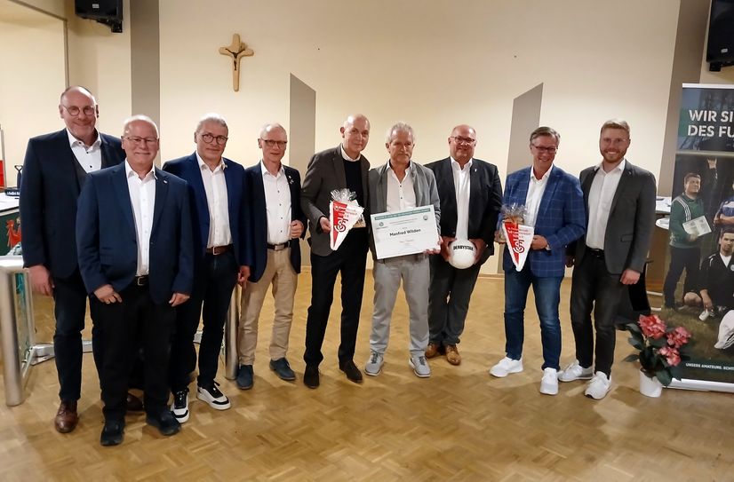 Viele Gratulanten bei der Aufnahme in den »Club 100« der DFB-Ehrenamts-Preisträger (v.l.): Lammersdorfs Ortsvorsteher Andreas Hermanns, Bernd Mommertz (Fußballkreis Aachen), Bürgermeister Bernd Goffart, Karl-Heinz Hermanns (Städteregion), DFB-Chef Bernd Neuendorf, Manfred Wilden, TuS-Vorsitzender Axel Tings, FVM-Präsident Christos Katzidis und Daniel Scheen-Pauls (MdL).