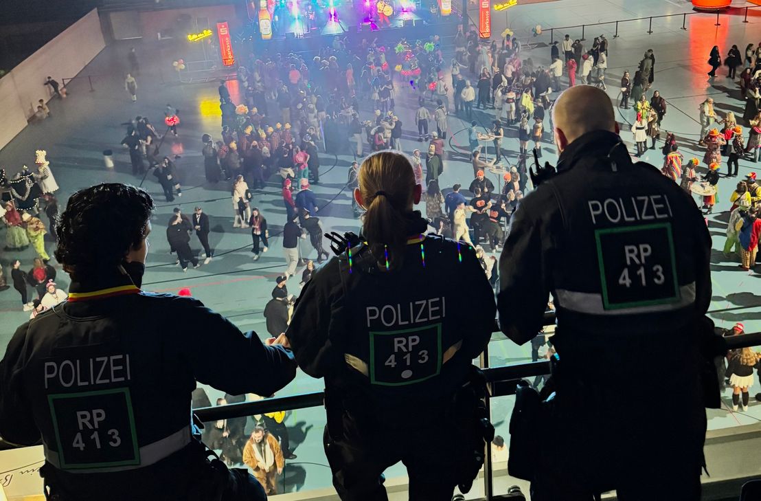 Beamte in der SWT-Arena Trier