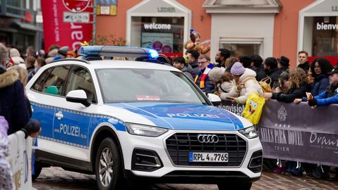 Streifenwagen der Polizei beim Rosenmontagszug in Trier