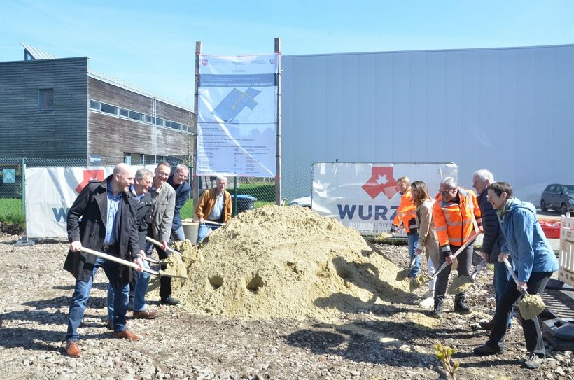 Spaten haben in Roetgen Hochkonjunktur: Der Startschuss für die Erweiterung des Gewerbegebietes sowie den Bau von Modulhäusern wurde am »Tor zur Eifel« gegeben.