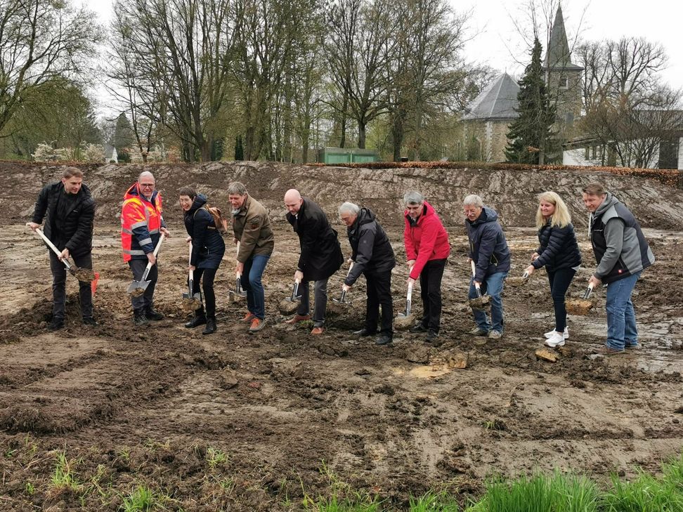 Spaten haben in Roetgen Hochkonjunktur: Der Startschuss für die Erweiterung des Gewerbegebietes sowie den Bau von Modulhäusern wurde am »Tor zur Eifel« gegeben.