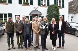 Im Arenbergischen Forstamt Eifel in Schleiden informierten diese Teilnehmer über eine groß angelegte Rotwild-Nachtzählung mit Hilfe moderner Wärmebilddrohnen.