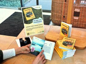 Wie hier im Nationalpark-Tor in Rurberg erhalten Gäste den Pass und können sich zudem den Stempel eintragen lassen. Jedes der teilnehmenden Großschutzgebiete Deutschlands ist in dem Entdeckerpass mit einer eigenen Seite und den wichtigsten Informationen vorgestellt.