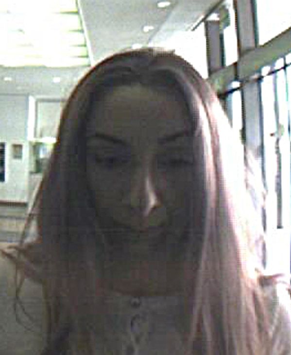 Die Polizei fahndet mit Bildern aus der Überwachungskamera des Geldautomaten nach einer Frau. Foto: Polizei