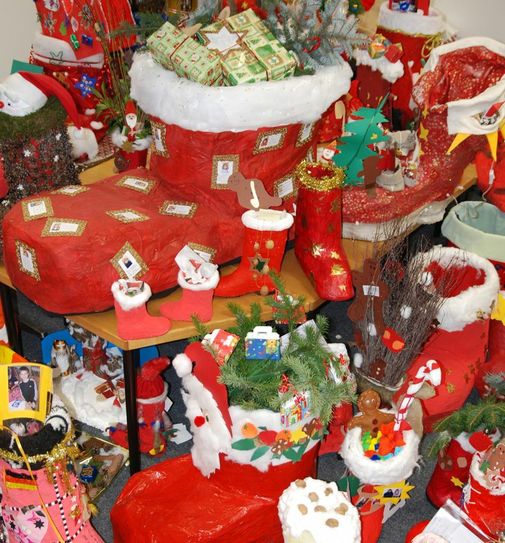 (v.l.) Unsere "Elfen" Katja Linden und Nicole Müller sind seit Tagen im Auftrag des Nikolaus' unterwegs, um Kinderaugen strahlen zu lassen.