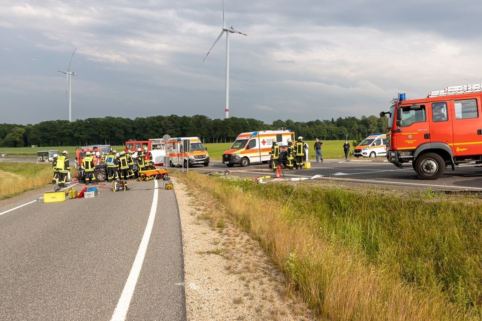 Neben der Polizei waren Rettungskräfte und die freiwilligen Feuerwehren aus Kastellaun und Gödenroth am Unfallort im Einsatz. (Foto: Wendling)