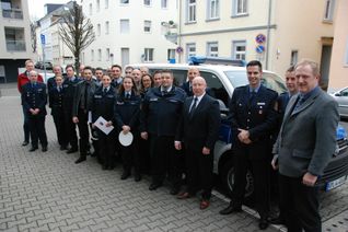 Das Foto zeigt Polizeipräsident Rudolf Berg (4.v. rechts) mit den geehrten Polizeibeamten sowie ihre Dienststellenleiter und Vertreter des Personalrates. Foto: Polizei