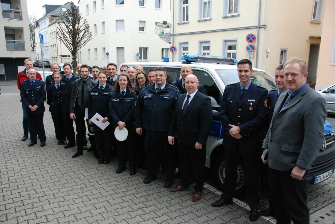 Das Foto zeigt Polizeipräsident Rudolf Berg (4.v. rechts) mit den geehrten Polizeibeamten sowie ihre Dienststellenleiter und Vertreter des Personalrates. Foto: Polizei