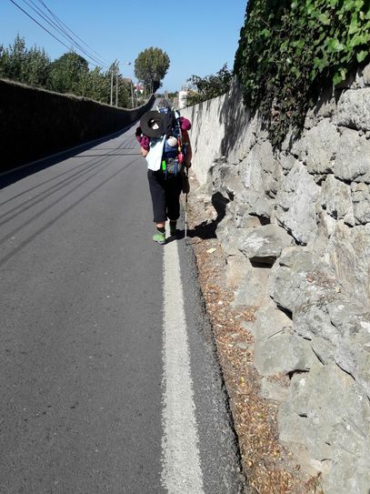 Heike Kraft in ihren grünen Lowas, unterwegs auf dem Jakobsweg (Foto: privat)
