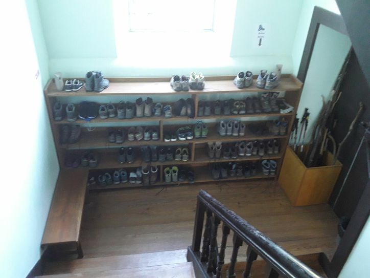 »In den Herbergen am Jakobsweg standen die Schuhe immer zusammen mit denen aller anderen Pilger im Regal. Und niemals ist etwas weggekommen!« Foto: privat)