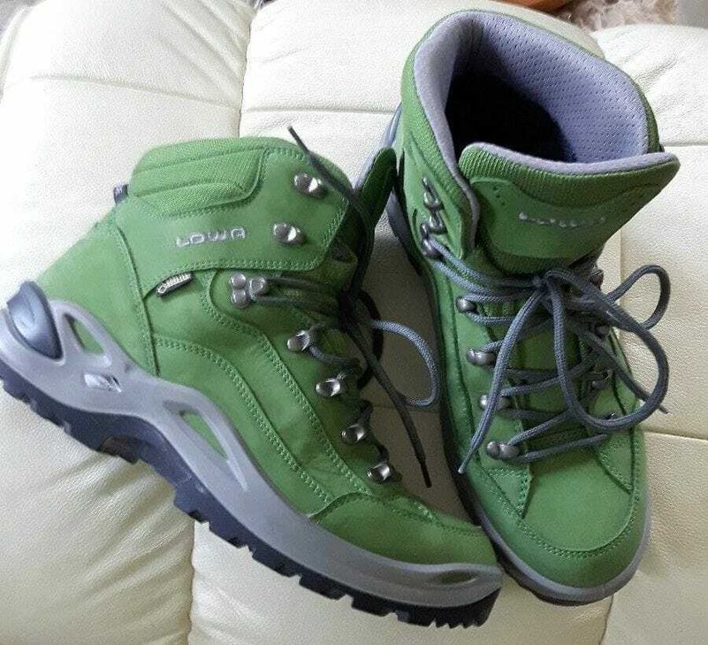 Gestohlen: Die gibt es wahrscheinlich nur ein Mal in Trier – grasgrüne Damen-Wanderschuhe der Marke Lowa, gestohlen am Mittwoch Nachmittag, 13. Dezember, in einem Trierer Fitnessstudio (Foto: privat)