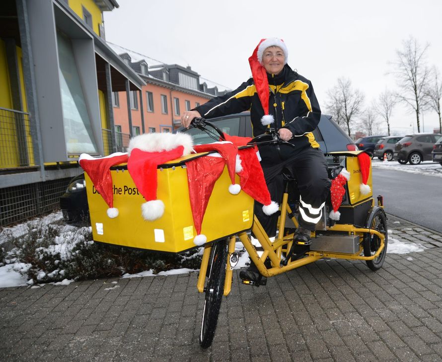 So kennt man Heike Kraft auf dem Petrisberg: mit ihrem gelben E-Bike düst sie seit zwölf Jahren stets gut gelaunt von Haus zu Haus und bringt Briefe und Co. In der Adventszeit sind natürlich auch viele Weihnachstgrüße dabei (Foto: Finkenberg)