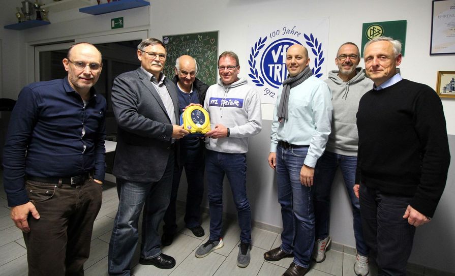 Wolfgang Hohenbild, Michael Fremdling, Bernd Michels (alle Vorstand Stadtsportverband), Stefan Fries (Sportlicher Leiter VfL Trier), Marco Marzi (Vorsitzender Stadtsportverband), Dr. Stefen Grabowsky (Vorsitzender VfL Trier), Günter Kruse (Schriftführer VfL Trier). Foto: FF