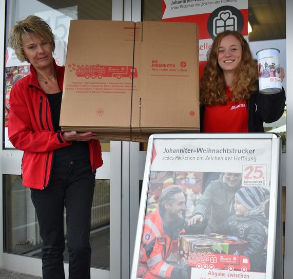 Passende stabile Packkartons bekommt man gegen eine kleine Transportkostenspende an allen Abgabestellen der Johanniter Weihnachtstrucker. Rund 14 Kilo bringt ein nach der festen Packliste zusammengestelltes Paket mit Mehl, Öl und Co auf die Waage. Foto: Johanniter