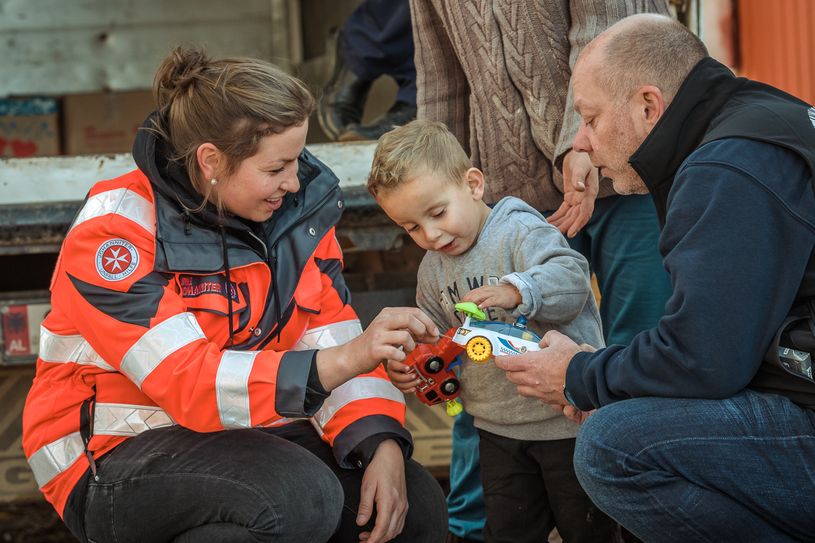 Überwinterungshilfe und ein Zeichen der Hoffnung für die Ärmsten Europas: Die Johanniter Weihnachtstrucker bringen Care-Pakete mit Grundnahrungsmitteln und Hygieneartikeln zu Bedürftigen in Albanien, Bosnien, Nord- und Zentral-Rumänien, der Ukraine und Bulgarien. Auch ein kleines Spielzeug für die Kinder steht auf der Packliste. Foto: Johanniter