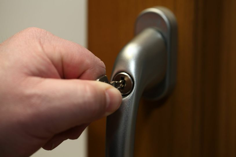 Ein abschließbarer Fenstergriff macht es Einbrechern schwerer. Foto: Polizeiliche Kriminalprävention der Länder und des Bundes