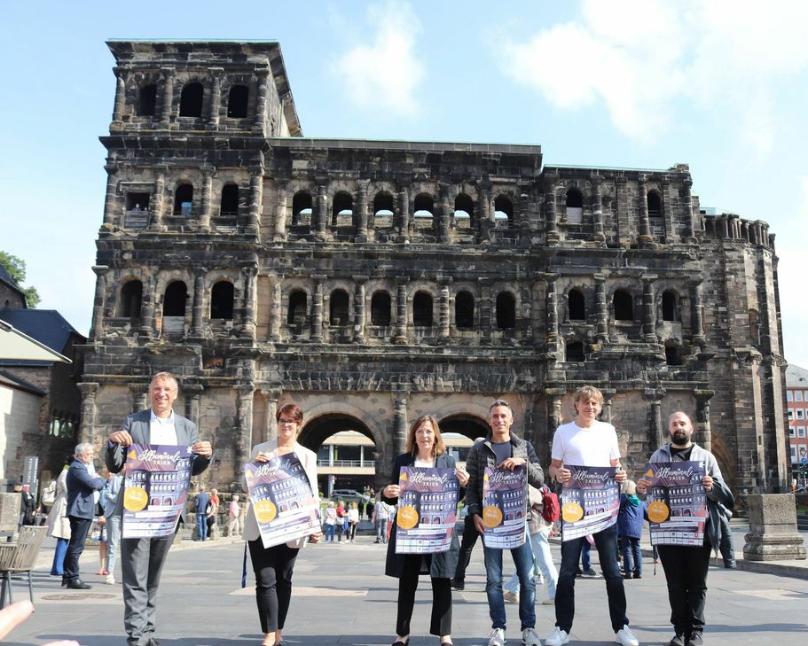 TTM Geschäftsführer Norbert Käthler, Dr. Dr. Dorothée Henschel vom Stadtmuseum Simeonstift, Bürgermeisterin Elvira Garbes, Jan Hoffmann, Projektleiter Illuminale bei der TTM, Bodo Korsig und Bonko Karadjov, Küstler des Projekts „Speed and Contest“ bei der Illuminale
