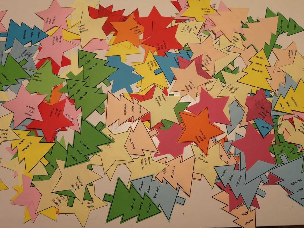 Doppelt so groß wie im vergangenen Jahr ist der Geschenkebaum auf dem Hof von Familie Klein in Imgenbroich, damit alle Wünsche von notleidenden Kindern und Jugendlichen, aber auch Betroffenen der Hochwasser-Katastrophe Platz finden.