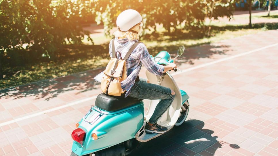 Mit dem Moped dürfen Jugendliche ab 15 Jahren ein wenig Mobilität genießen. Foto: Fotolia
