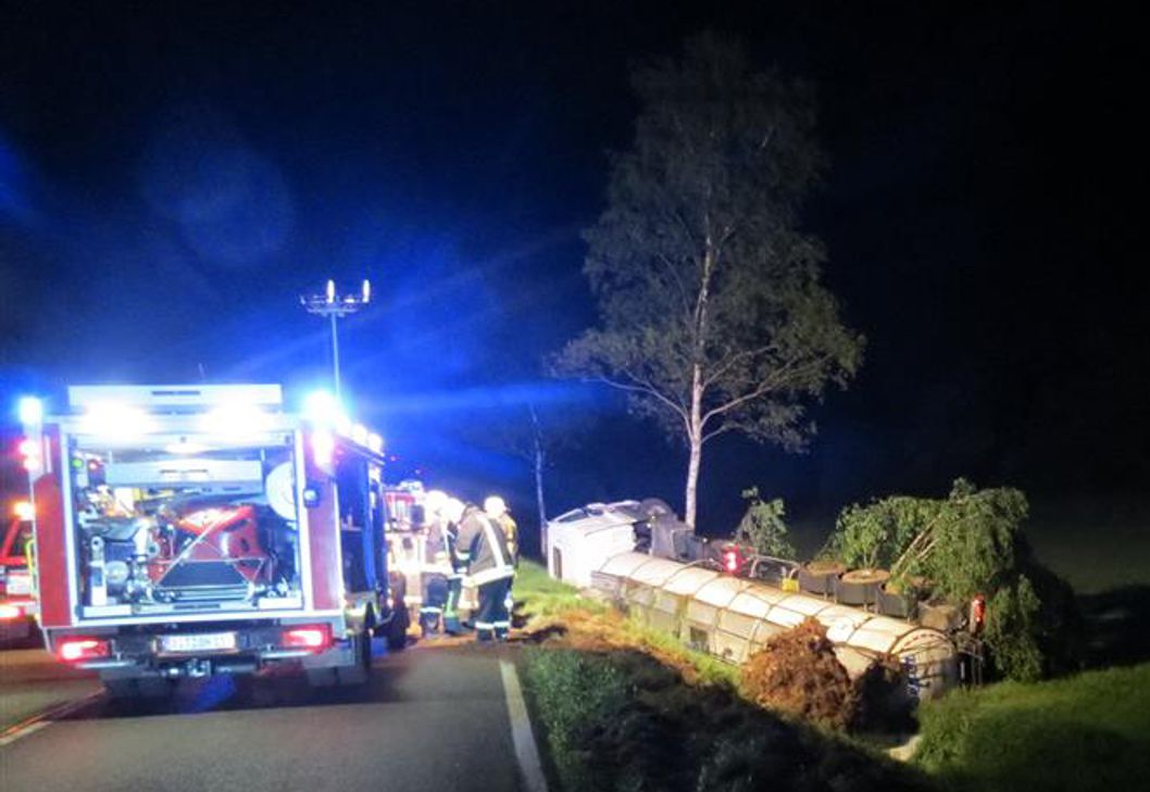 In den frühen Morgenstunden ist auf der B51 ein Milchlaster von der Straße abgekommen. Foto:Polizei
