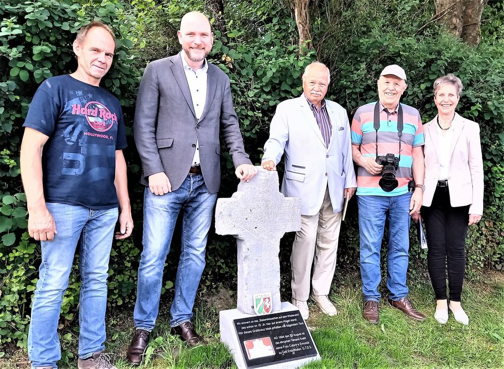 Bei der Einweihung des „Kreuzes im Wiedevenn“ zeigten sich Ralf Kauper, Jorma Klauss, Werner Cosler, Rolf Wilden und Dr. Marion Behrendt-Höhne über das gelungene Werk erfreut.