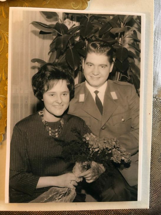In schlichtem Kleid und Bundeswehruniform gaben sich die damals 18- und 21.Jährigen am 29. Dezember 1961 das Ja-Wort. Foto: Privat