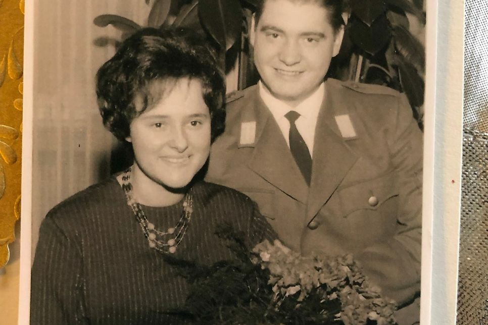 In schlichtem Kleid und Bundeswehruniform gaben sich die damals 18- und 21.Jährigen am 29. Dezember 1961 das Ja-Wort. Foto: Privat