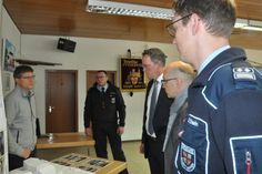 Von links: Stefan Köhler von der Stadtverwaltung Mayen erläutert Thomas Velten, stellvertretender Wehrleiter Stadt Mayen, Michael Ebling, Innenminister Rheinland-Pfalz, Dirk Meid, Oberbürgermeister Mayen, und Stefan Stein, Wehrleiter Stadt Mayen, die Baumaßnahme am Feuerwehrdepot der Stadt.