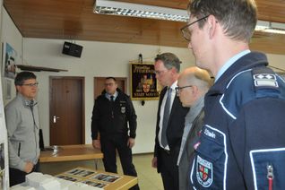 Von links: Stefan Köhler von der Stadtverwaltung Mayen erläutert Thomas Velten, stellvertretender Wehrleiter Stadt Mayen, Michael Ebling, Innenminister Rheinland-Pfalz, Dirk Meid, Oberbürgermeister Mayen, und Stefan Stein, Wehrleiter Stadt Mayen, die Baumaßnahme am Feuerwehrdepot der Stadt.