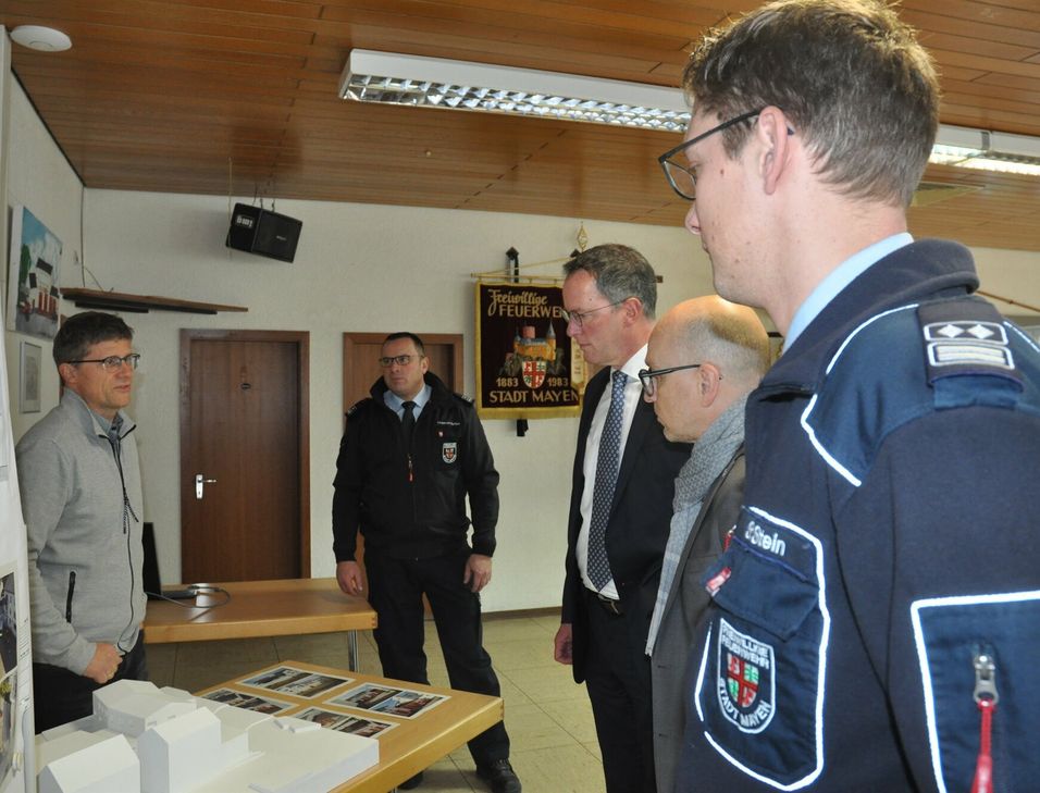 Von links: Stefan Köhler von der Stadtverwaltung Mayen erläutert Thomas Velten, stellvertretender Wehrleiter Stadt Mayen, Michael Ebling, Innenminister Rheinland-Pfalz, Dirk Meid, Oberbürgermeister Mayen, und Stefan Stein, Wehrleiter Stadt Mayen, die Baumaßnahme am Feuerwehrdepot der Stadt.