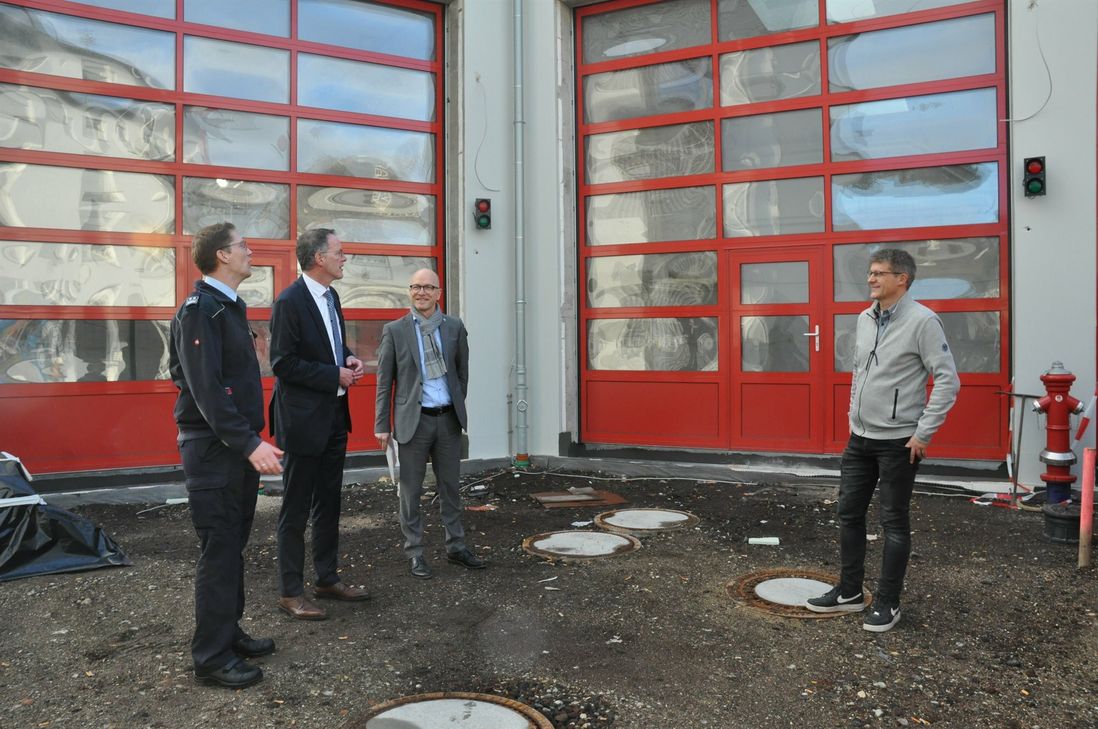 Der rheinland-pfälzische Innenminister Michael Ebling (2. v. l.) bei der Baustellenbesichtigung.